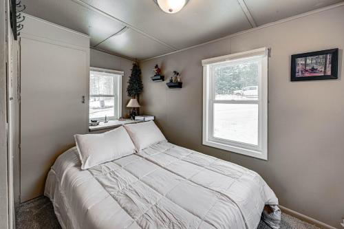 1 dormitorio con 1 cama y 2 ventanas en Rhinelander Vacation Rental with Yard on Venus Lake!, en Rhinelander
