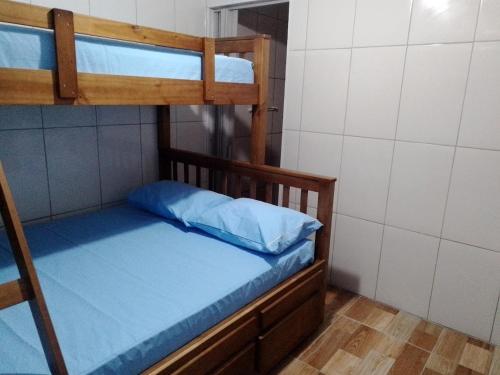 - une chambre avec 2 lits superposés dans l'établissement Home Enseada Beach, à Guarujá