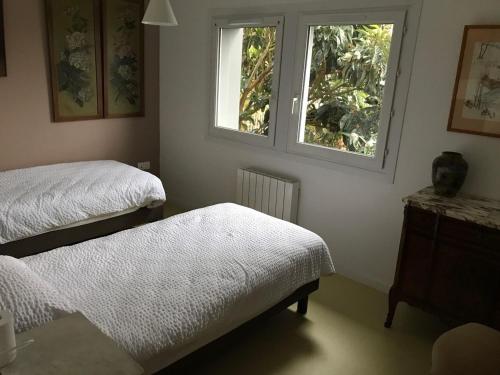 1 dormitorio con 2 camas y 2 ventanas en Gîte Chartres, 3 pièces, 4 personnes - FR-1-581-97 en Chartres