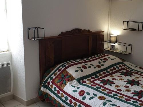 Ένα ή περισσότερα κρεβάτια σε δωμάτιο στο Studio cosy à 300 m de la plage, cœur de La Turballe, tous commerces à pied - FR-1-306-901