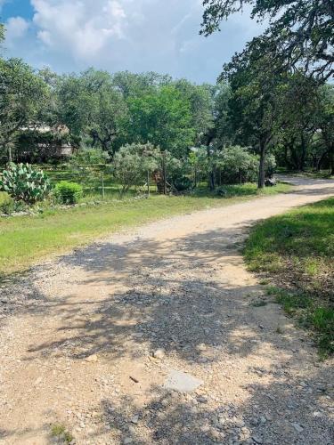 サンマルコスにあるMosaic On The Hillの畑中の未舗装道路