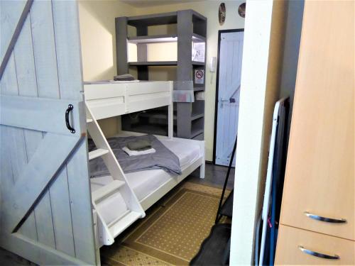 niewielka sypialnia z łóżkiem piętrowym i szafą w obiekcie Cityloft Winterberg Ferienwohnung Pool Sauna bis 5 Pers Balkon near Lift w mieście Winterberg