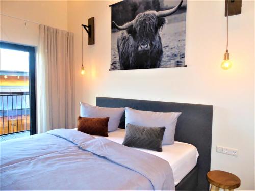 - une chambre dotée d'un lit avec une photo de taureau sur le mur dans l'établissement Chalet Diamond Winterberg 6 Person near by Bikepark Wifi, à Winterberg