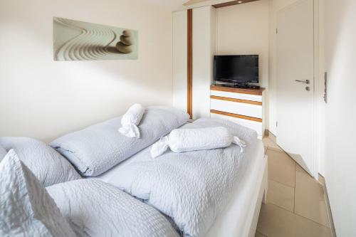 twee handdoeken zittend op een bed in een kamer bij SeaSide in Norderney