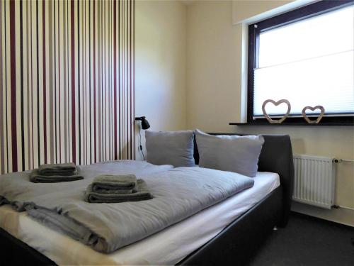 Un dormitorio con una cama con toallas. en Cityview Winterberg Ferienwohnung in der City, en Winterberg