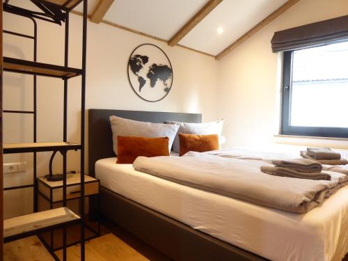 溫特貝格的住宿－Chalet Luxury Winterberg Modern Wifi 3xSchlafzimmer near by Bikepark，一间卧室设有一张大床和一个窗户。