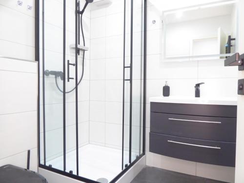 a bathroom with a shower and a sink at Glamory Winterberg Ferienwohnung Pool Sauna Wifi 6 Personen near Lift Balkon PS4 in Winterberg