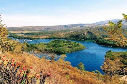 a river in the middle of a valley at Casa de temporada da maria can-can in São José da Barra