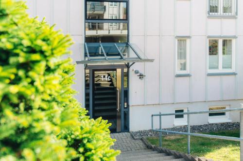 - une porte menant à un bâtiment avec balcon dans l'établissement Klippenblick, à Schierke