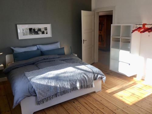 上斯陶芬的住宿－Rosinas - Alte Küche，卧室配有带银色棉被的床