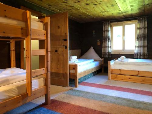 - une chambre avec 2 lits superposés et une fenêtre dans l'établissement FEWO Bücheler, à Oberstaufen