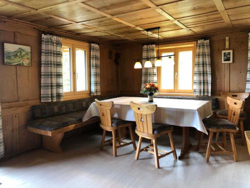 une salle à manger avec une table et des chaises blanches dans l'établissement FEWO Bücheler, à Oberstaufen