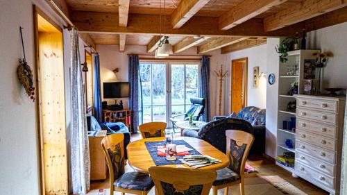 - une salle à manger avec une table et des chaises dans l'établissement FEWO Marion, à Oberstaufen