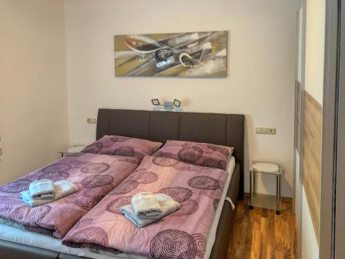 - une chambre avec un lit et des serviettes dans l'établissement Apartment Birke 2 - by Alpen Apartments, à Bad Gastein