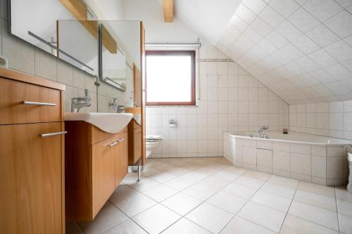 bagno con vasca, lavandino e motivi tubermotter di Appartement Roter Milan a Rechlin