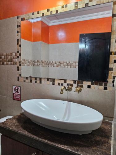 a white sink on a counter in a bathroom at Apartaments Malecon 2000 in Guayaquil