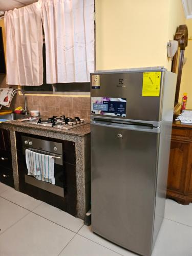 cocina con nevera de acero inoxidable y fogones en Apartaments Malecon 2000, en Guayaquil