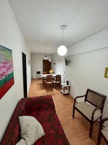 een woonkamer met een bank en een tafel bij Departamento en microcentro de la ciudad in Mendoza