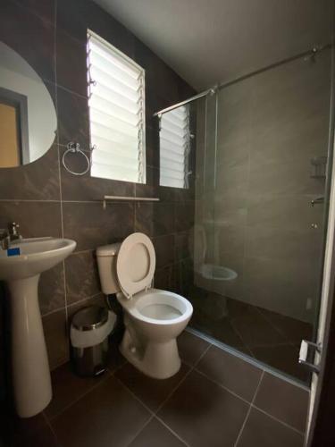 a bathroom with a toilet and a sink and a shower at Apartamento completo con aire en Valledupar in Valledupar