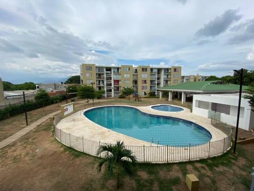 una grande piscina di fronte a un edificio di Apartamento completo con aire en Valledupar a Valledupar