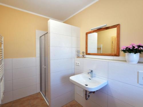 y baño con lavabo y espejo. en Beautiful apartment in Lübben on the Spree en Lübben