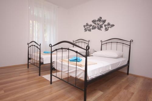 Postel nebo postele na pokoji v ubytování Apartments with WiFi Split - 9126