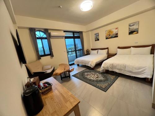 Habitación de hotel con 2 camas y mesa en Toon Bud Homestay, en Yuli
