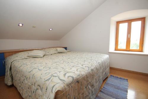 a bedroom with a bed and a window at Apartments with a parking space Mocici, Dubrovnik - 9081 in Mlini