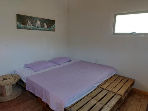 a bedroom with a bed and a window at Apartamento MAR in Maizal