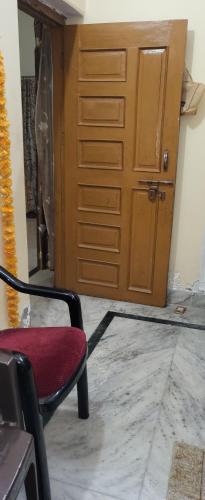 Mughal Sarāi的住宿－Sharad Niwas，木柜前的红色椅子