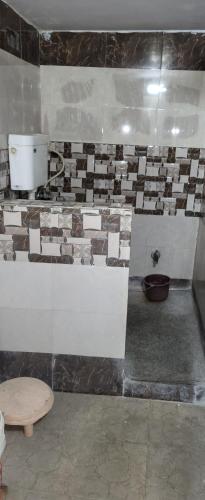 łazienka z toaletą i umywalką w obiekcie Sharad Niwas w mieście Mughal Sarāi