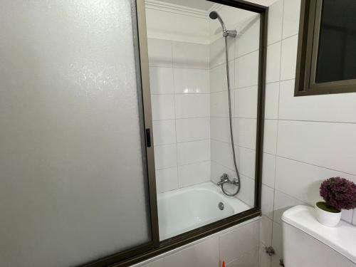 y baño con ducha y bañera. en Machali Casa HOSTAL Habitación con Baño Privado y estacionamiento en La Viñilla