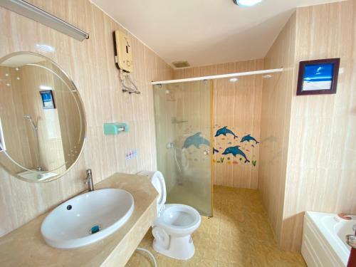 La salle de bains est pourvue d'un lavabo, d'une douche et de toilettes. dans l'établissement Khách sạn 23 Thùy Vân - căn hộ 17D, à Vung Tau
