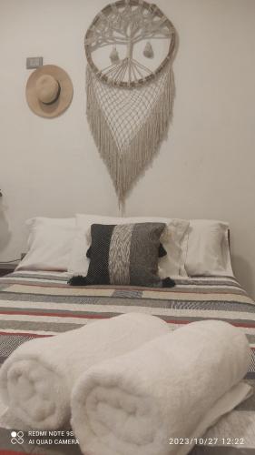 Un dormitorio con una cama con una manta blanca. en Quinta Rosita en Ticul
