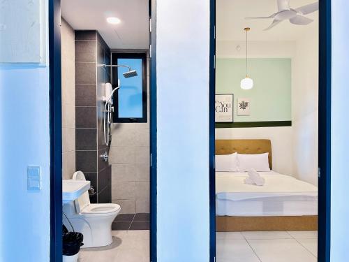 Ένα μπάνιο στο New 2BR OR 3BR Cityview Homestay at Urban Suite BY URBAN STAYCATION LDL