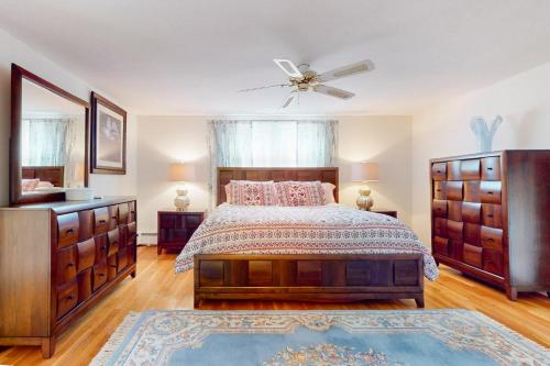 um quarto com uma cama e uma ventoinha de tecto em Coastal Charm on the Cape em Centerville