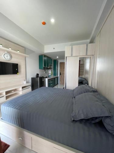 1 Schlafzimmer mit einem großen Bett und einer Küche in der Unterkunft Sea View Studio Flat at Losari Beach in Makassar
