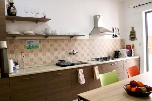 Кухня або міні-кухня у Convenient location Master bedroom