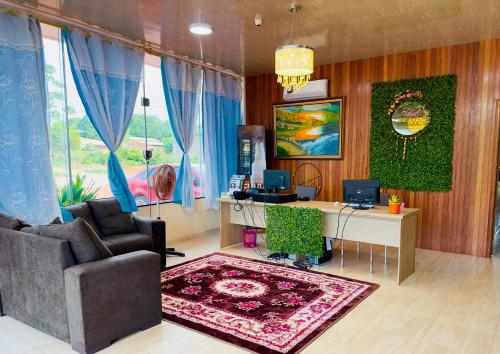 un soggiorno con divano e scrivania di Hotel Caribe de Alter ad Alter do Chão