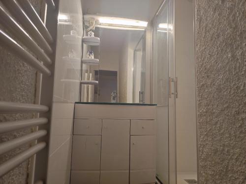une salle de bain avec un lavabo et un miroir dans l'établissement Appartement Climatisé 4 Pers, Piscine, Tennis, Proche Plage - FR-1-776-45, à Argelès-sur-Mer