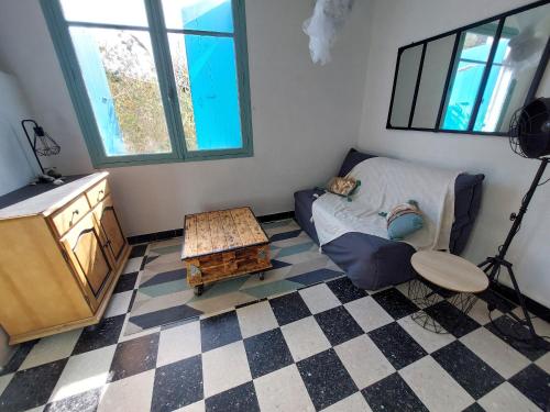 un salon avec un canapé et une table dans l'établissement Appartement 4 pers à 50m de la plage avec terrasse calme et proche commerces à Argelès-sur-Mer - FR-1-776-51, à Argelès-sur-Mer