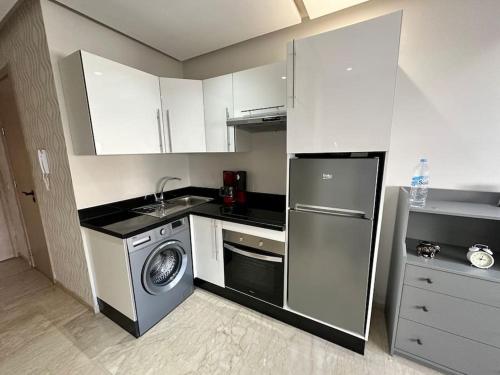 a kitchen with a washing machine and a washer at Dar Esslam Studio Moderne in Casablanca