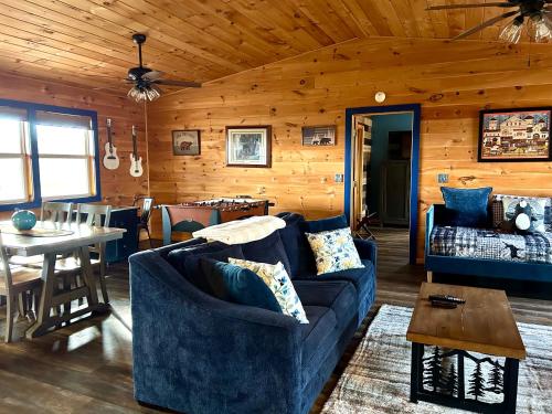 sala de estar con sofá azul y mesa en Blue Beary Delight Newly renovated Near Everything en Sevierville