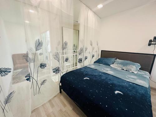 - une chambre avec un lit et un mur orné de fleurs dans l'établissement Laguna Beach Resort 2-have tub loft room, à Jomtien Beach