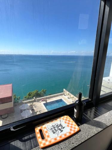 Habitación con ventana y vistas al océano. en Apartamento Vista Mar Salvador - Vista fantástica, en Salvador
