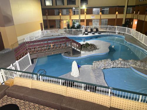 Kearney Inn and Convention Center في كيرني: اطلالة علوية على مسبح كبير في فندق