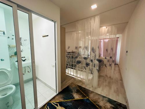 une salle de bains avec des chaises et des toilettes. dans l'établissement Laguna Beach Resort 2-have tub loft room, à Jomtien Beach