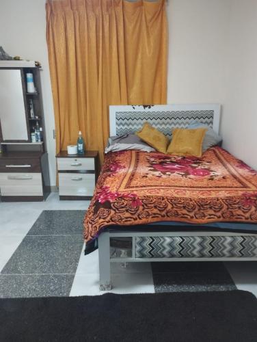 - une chambre avec un lit et un rideau orange dans l'établissement Habitación Oruro Carnaval 2024, à Oruro