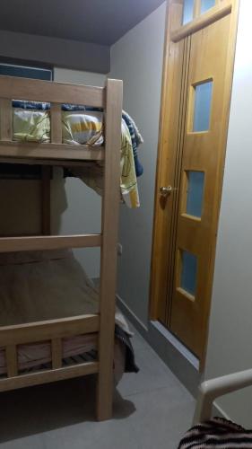 een kamer met een stapelbed en een deur bij habitacion doble in Cajamarca