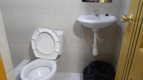 een badkamer met een toilet en een wastafel bij habitacion doble in Cajamarca